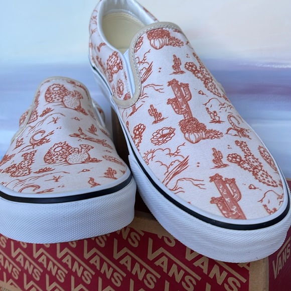 Vans Men’s Classic Slip-On 
Desert Vibes Turtledove/Tr Wht
VN0A5JLX8NL
Sneakers - Picture 7 of 16